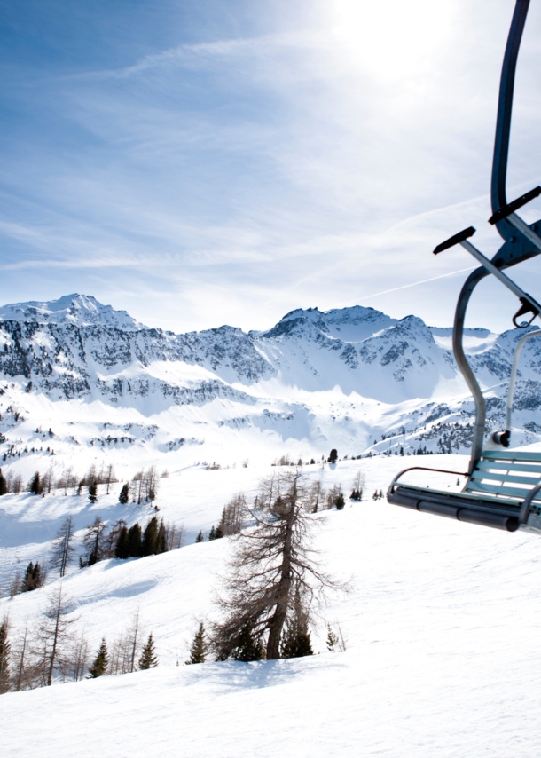 Skilift vor schneeweißer Berglandschaft