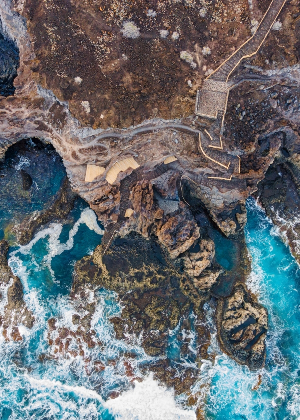 Blick von oben auf die Playa Charco los Sargos auf El Hierro.