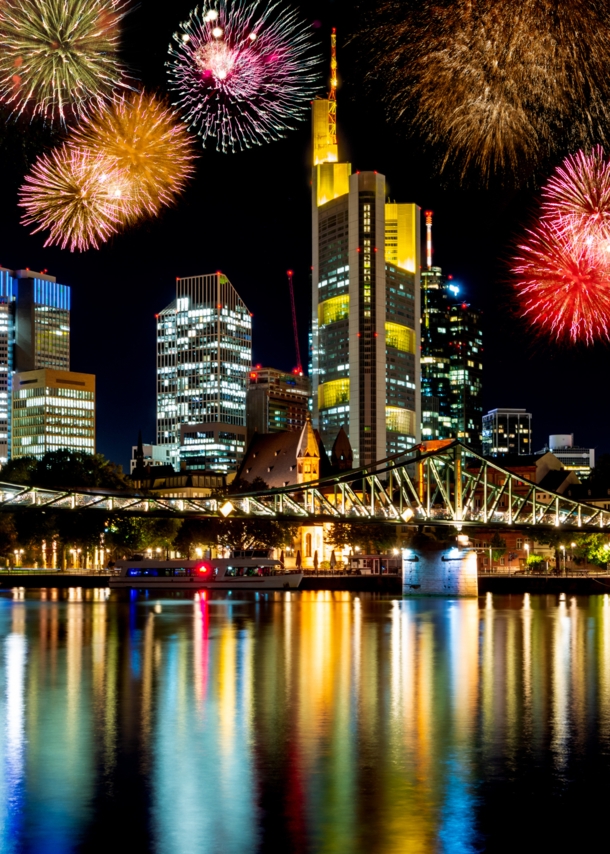 Feuerwerk über der Skyline Frankfurts.