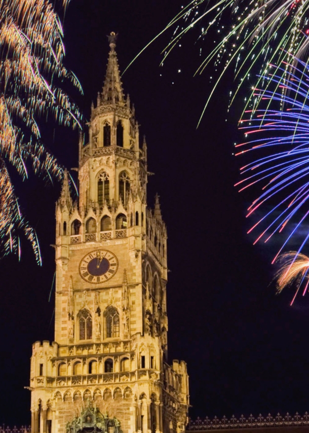 Feuerwerk am Münchener Rathausturm im neugotischen Stil bei Nacht