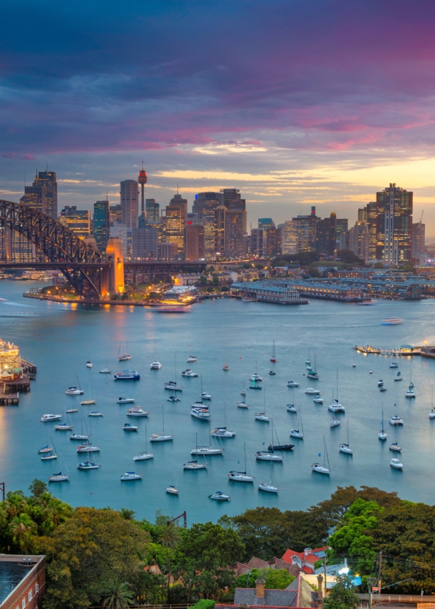 Stadtlandschaft von Sydney am Wasser bei Sonnenuntergang