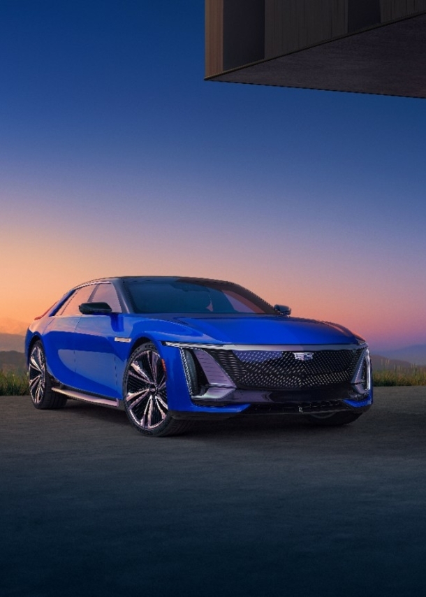 Ein blauer Cadillac Celestiq von vorne, dahinter Berge