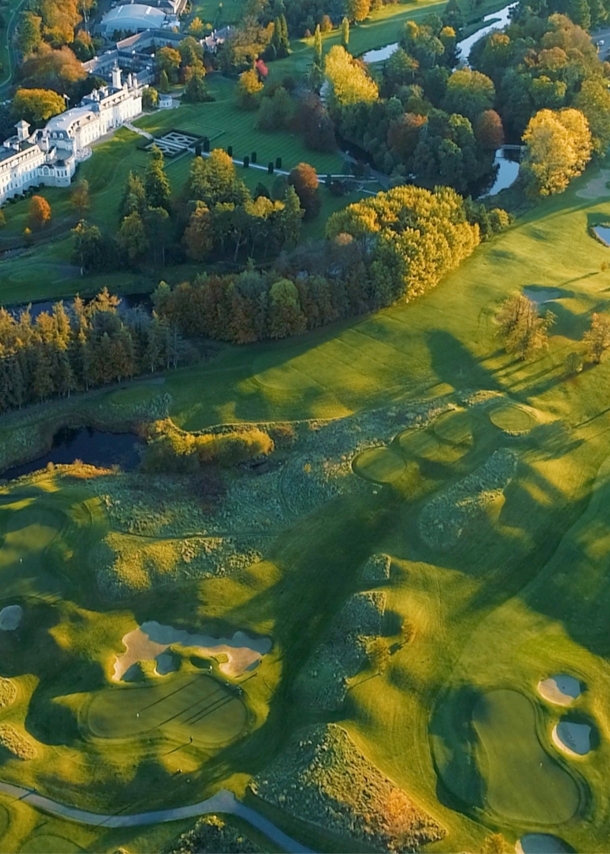 Blick aus der Vogelperspektive auf einen Golfplatz