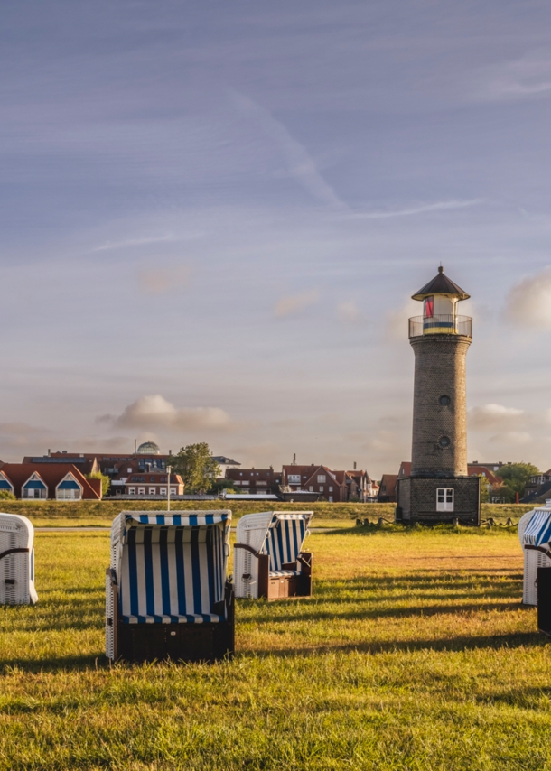 Strandkörbe auf einer Wiese auf der Insel Juist