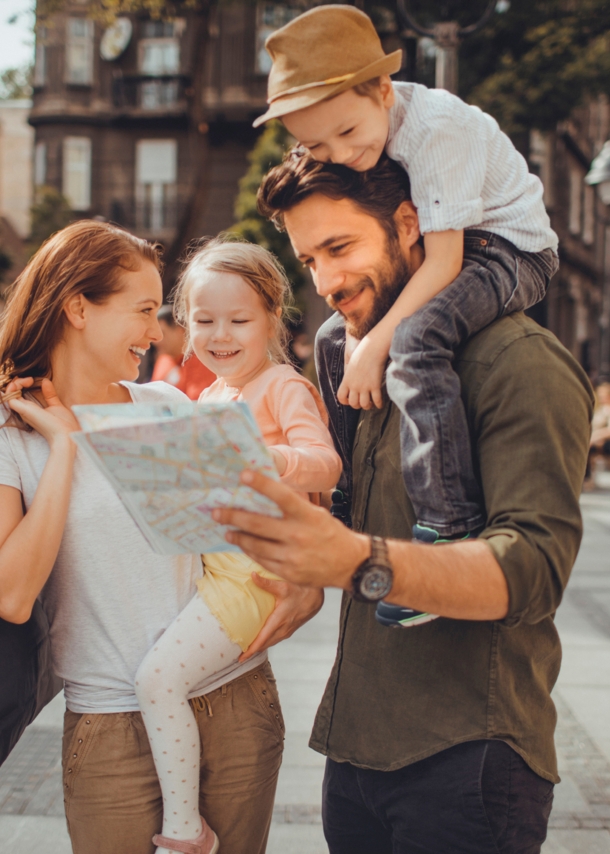 Nahaufnahme einer jungen Familie, die das Stadtleben genießt