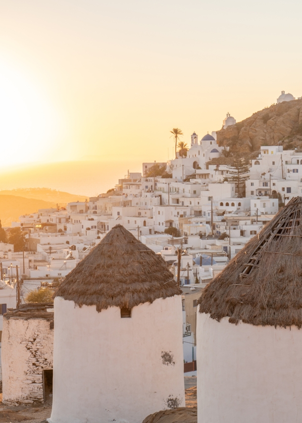 Sonnenuntergang über den weißen Häusern von Mykonos