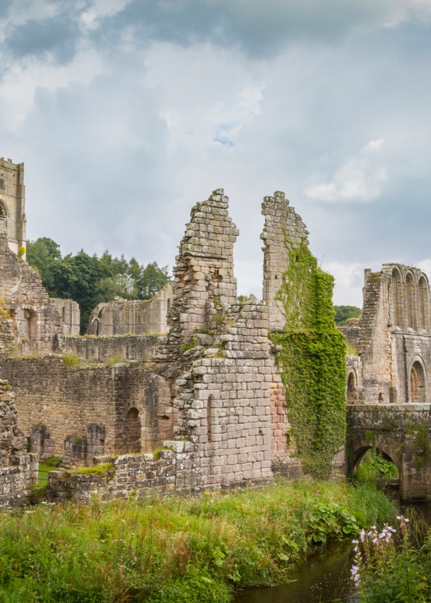 Blick auf die Klosterruine Fountains Abbey in North Yorkshire ,England