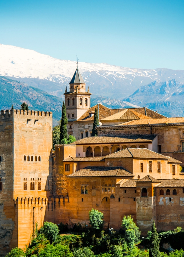 Die Alhambra in Granada, im Hintergrund Berge