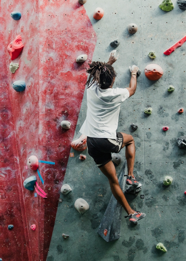 Eine Person bouldert in einem Kletterzentrum