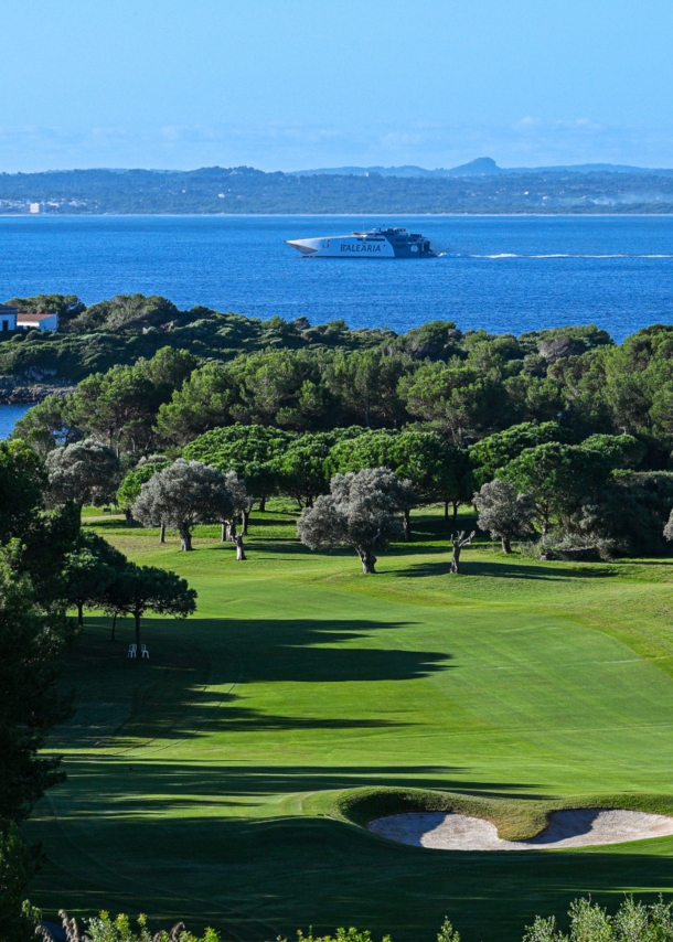 Golfplatz und Leuchtturm des Club de Golf Alcanada