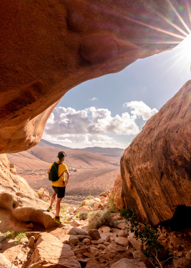 Wanderer auf Fuerteventura blickt auf eine Felsenlandschaft