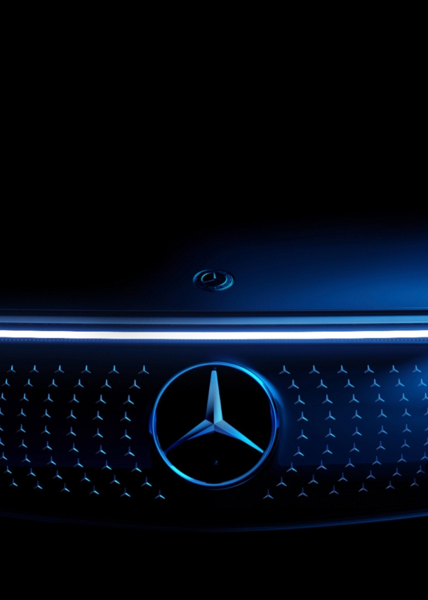 Detail der Front eines Mercedes-Benz-Fahrzeugs.