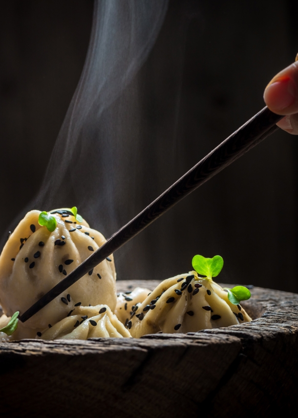 Heiße asiatische Knödel in einer Holzschale