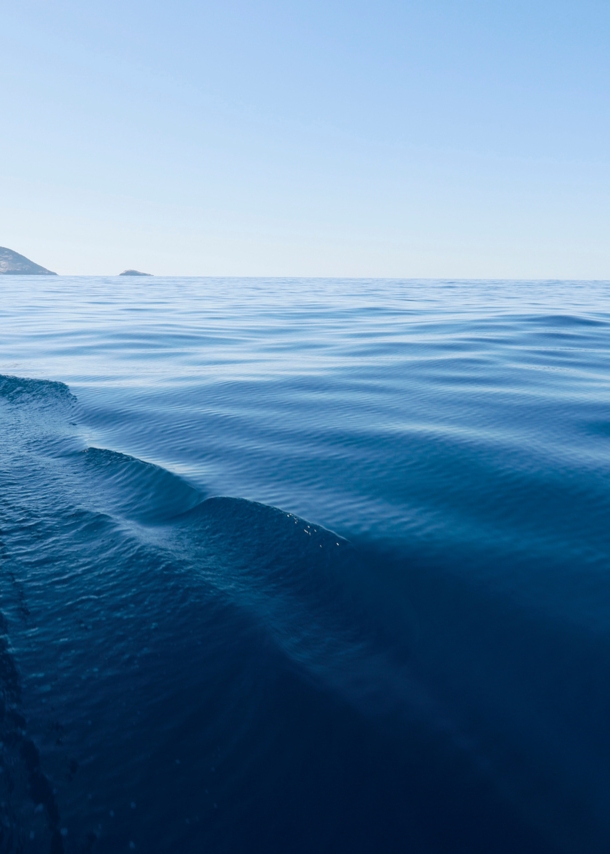 Seitenansicht einer Jacht im Wasser.