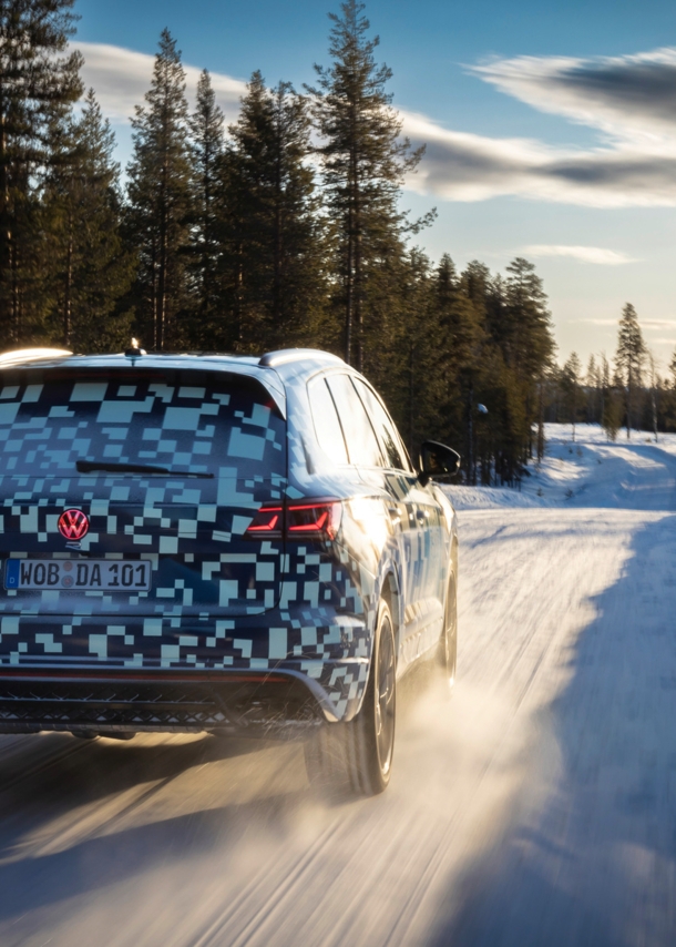 Ein Volkswagen Touareg von hinten in QR-Code-Farben in einer Schneelandschaft