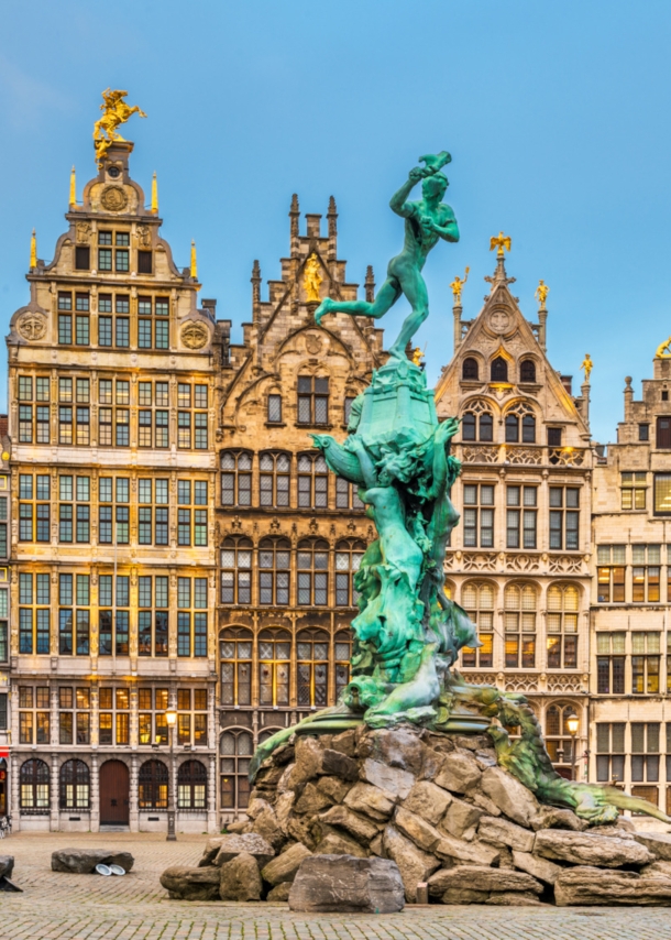 Historische Fassaden am Grote Markt in Antwerpen, davor eine Statue