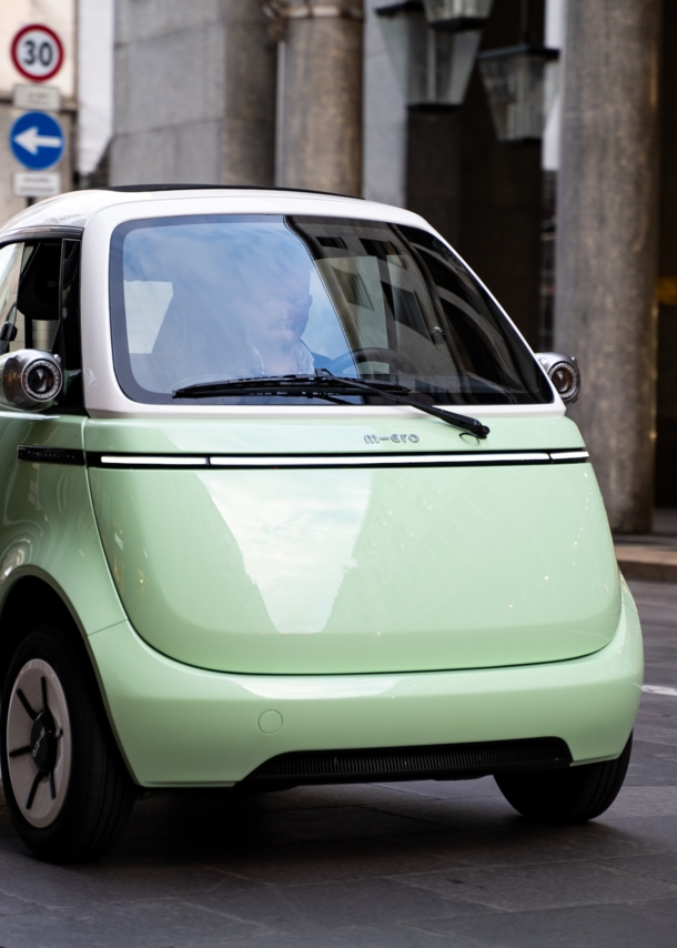 Mintfarbenes Elektrokleinfahrzeug auf einer Straße