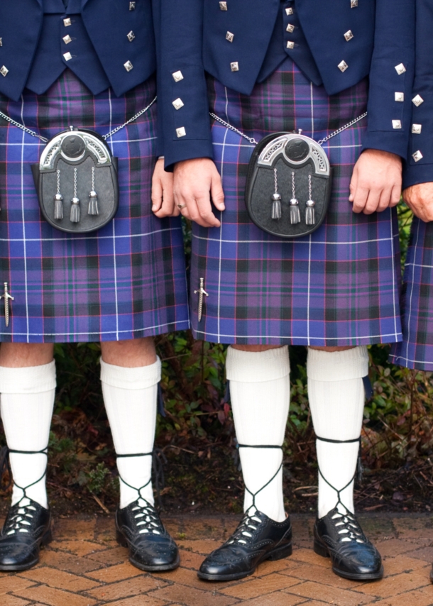 Unterkörper von stehenden Menschen in blauen Kilts