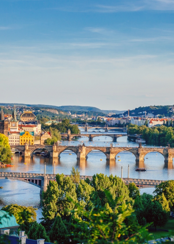 Luftaufnahme Stadtpanorama von Prag mit Brücken über der Moldau