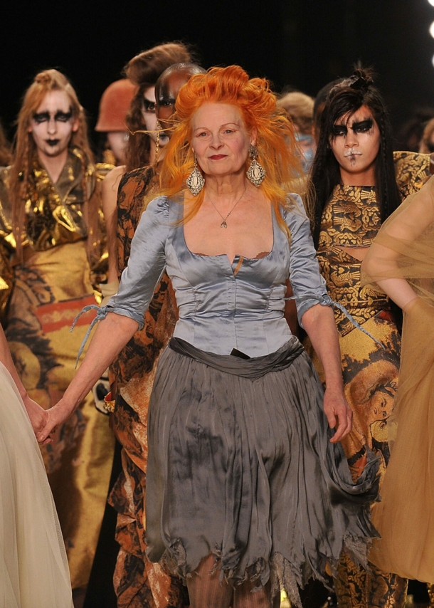 Vivienne Westwood unter Demonstrierenden, die Schilder in die Höhe halten