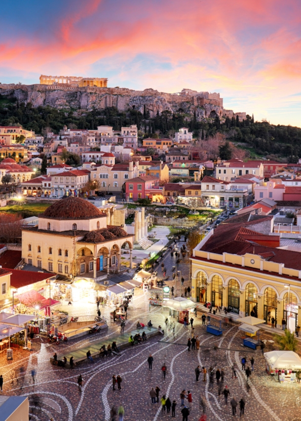 Blick auf Häuser und die Akropolis von Athen bei Sonnenaufgang