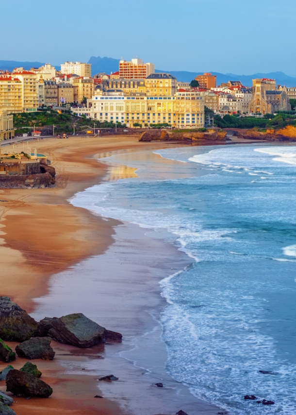 Stadtpanorama von Biarritz mit Sandstrand am Meer bei Sonnenaufgang