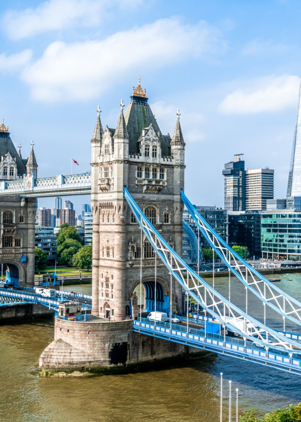 Die Klappbrücke Tower Bridge über der Themse in London