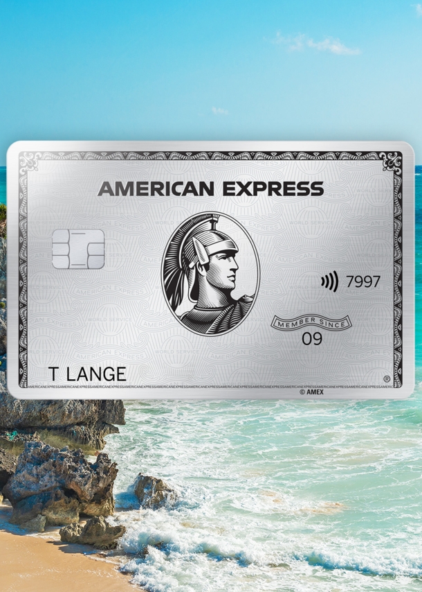 Fotomontage einer silbernen Kreditkarte von American Express vor Strandpanorama mit türkisblauem Wasser und Maya-Ruine auf einem Felsen.