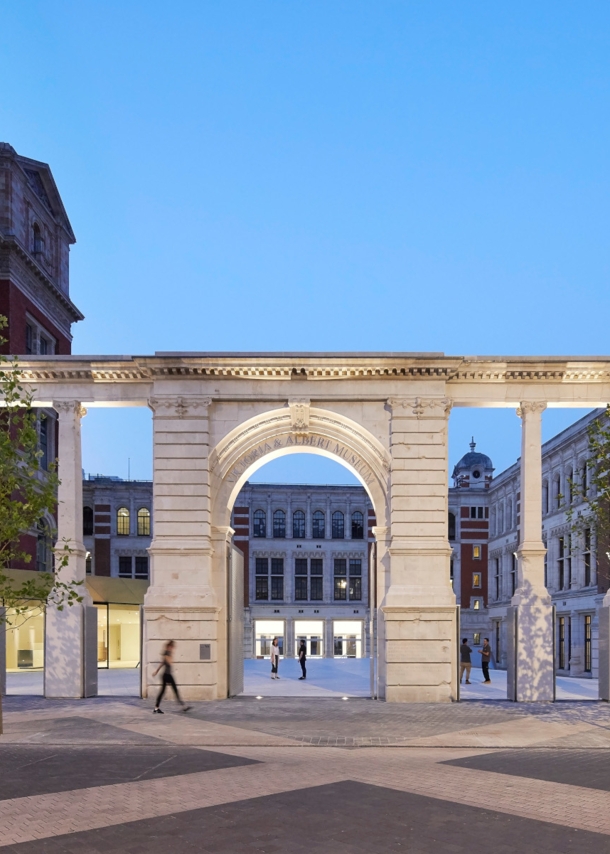 Säulengang am Vorplatz des Victoria and Albert Museums am Abend