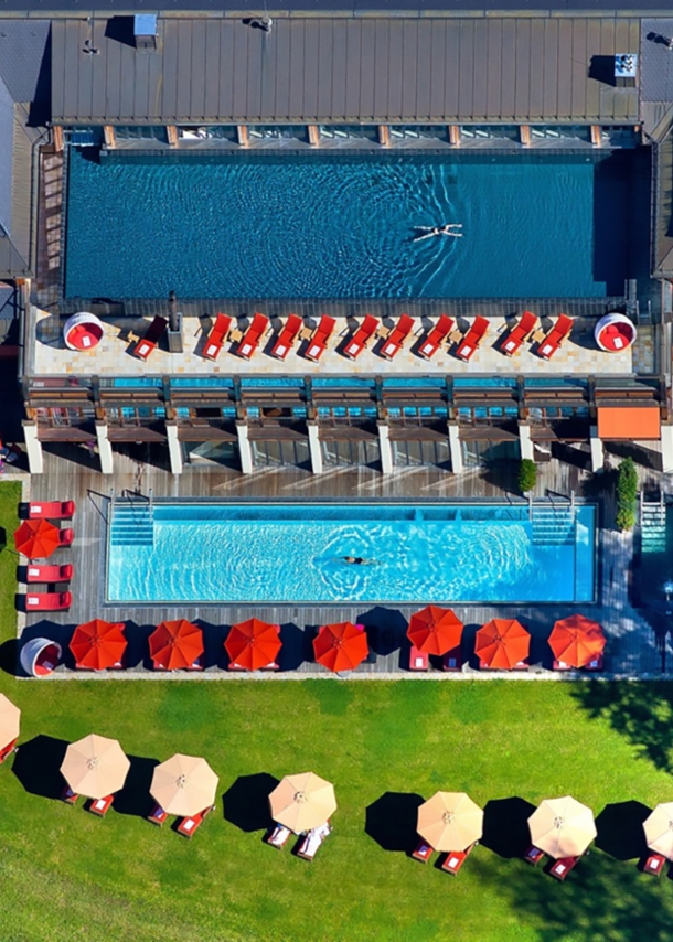 Luxuriöser Hotelkomplex mit Sonnenterrassen und zwei Pools aus der Vogelperspektive.