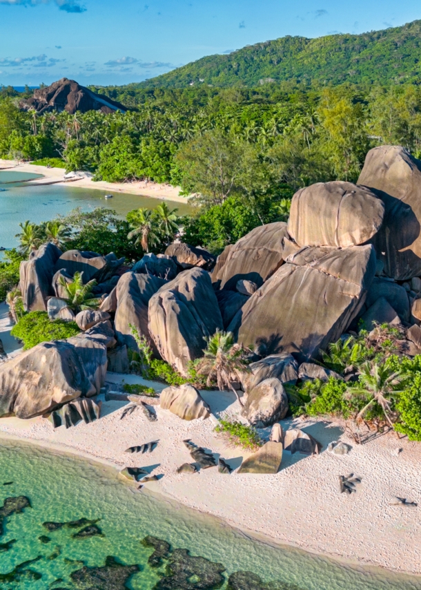 Luftaufnahme der Küste und Strand der Seychelleninsel La Digue