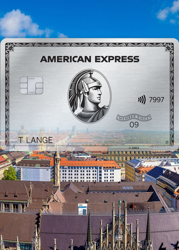 Fotomontage einer silbernen Kreditkarte von American Express vor dem Stadtpanorama von München