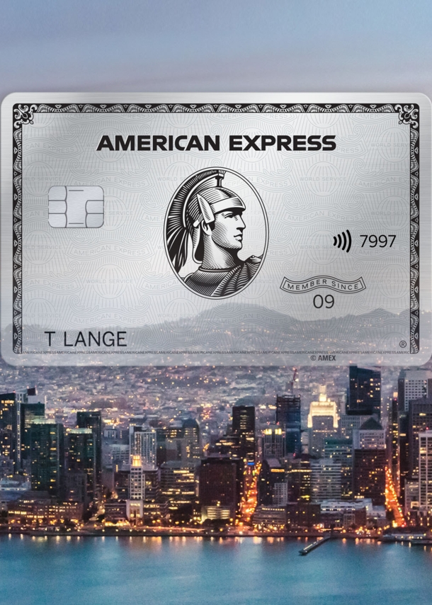 Collage von einer American Express Platinum Card über der Skyline San Franciscos