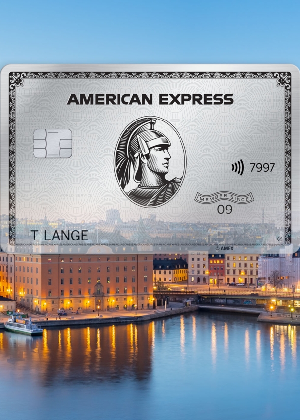 Freisteller einer Platinum Card von American Express vor der abendlich erleuchteten Skyline von Stockholm.