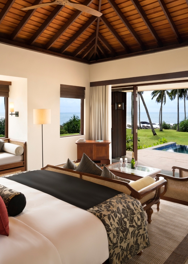 Elegante Hotelsuite im Bungalow-Stil mit eigenem Pool in tropischer Umgebung am Meer.