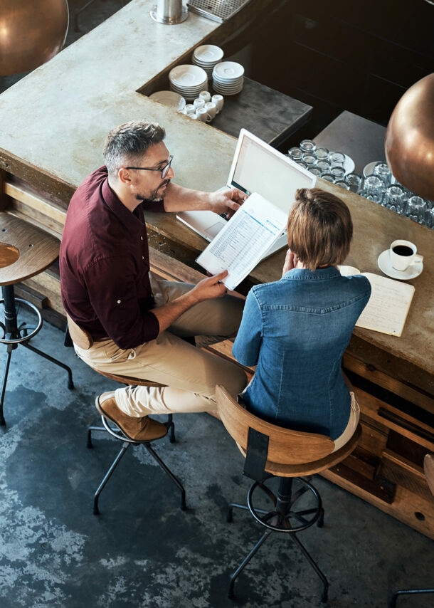 Zwei Geschäftsleute arbeiten am Tresen eines Cafés