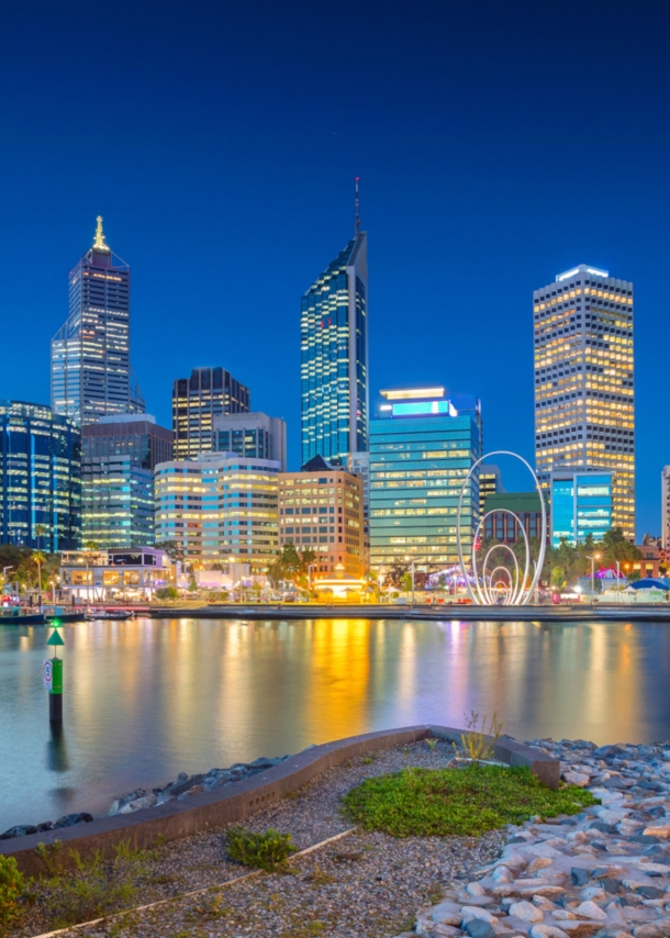 Skyline von Perth bei Nacht mit Swan River im Vordergrund.