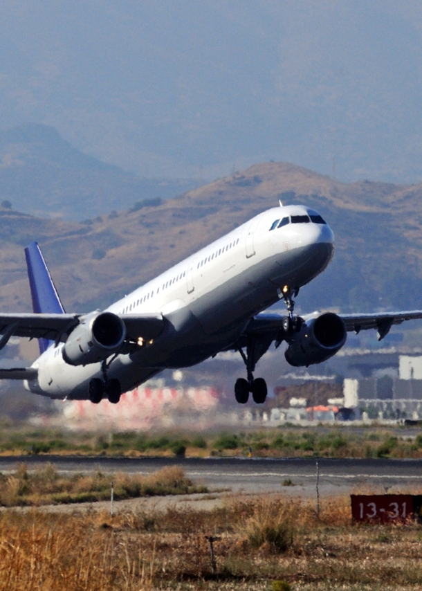 Flugzeug, das am Flughafen Málaga startet.