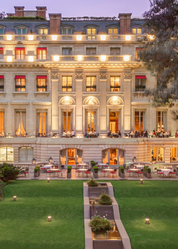 Außenansicht der Fassade und Gärten des Luxushotels Palacio Duhau in Buenos Aires bei Dämmerung.