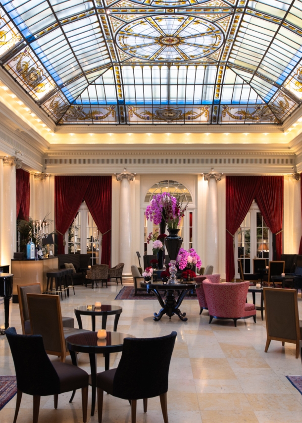 Elegante Hotellobby mit Glasdecke im Jugendstil.