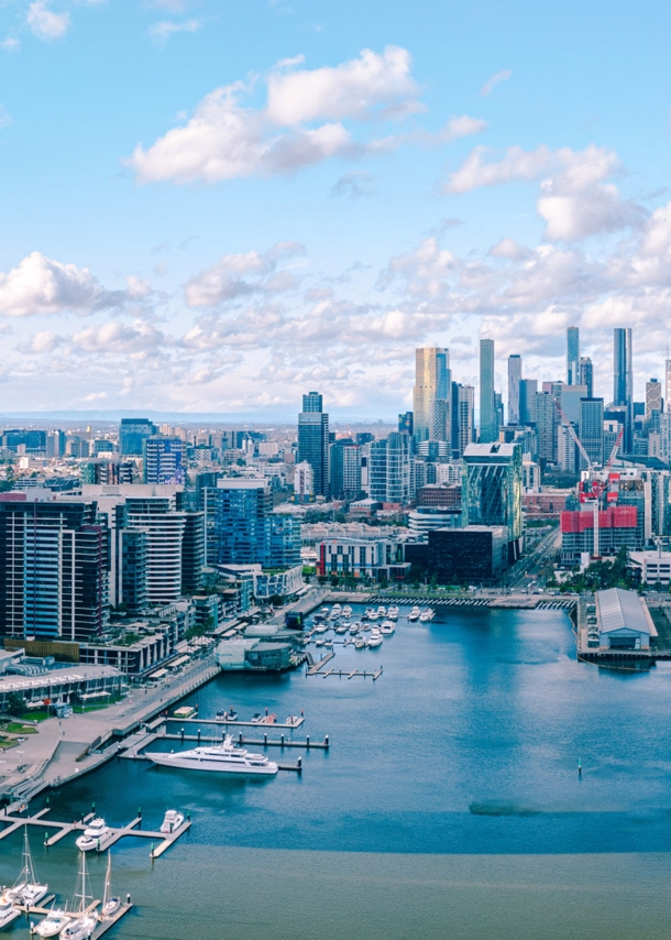 Modernes Hafenareal mit Skyline aus Hochhäusern, Luftaufnahme.