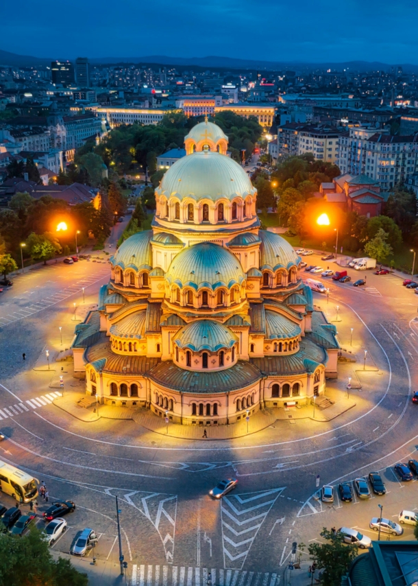 Stadtzentrum von Sofia mit beleuchteter orthodoxer Kathedrale bei Nacht.