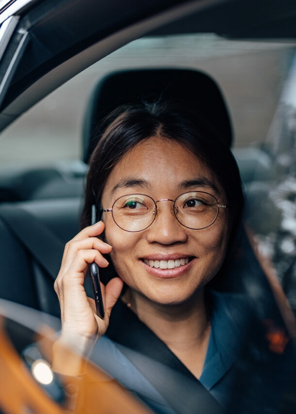 Eine Geschäftsfrau nutzt den SIXT ride Chauffeur-Service.