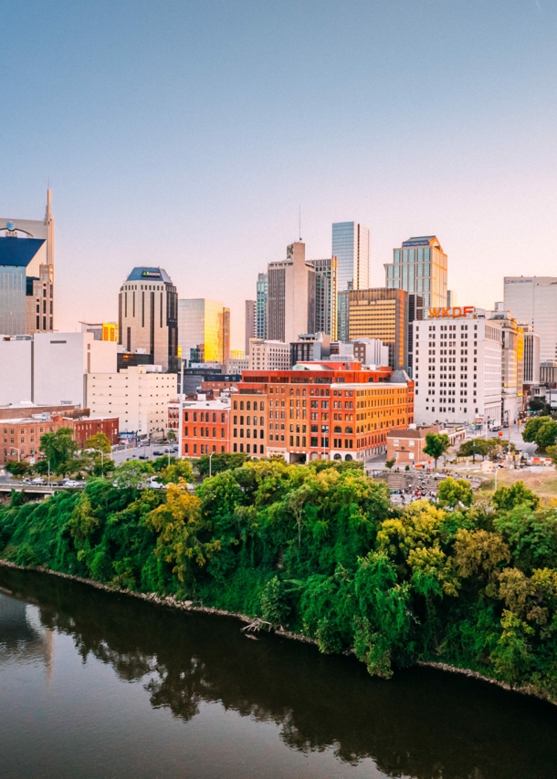 Skyline von Nashville, im Vordergrund ein Park am Fluss.