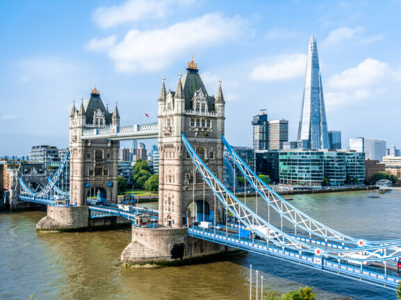 Die Klappbrücke Tower Bridge über der Themse in London