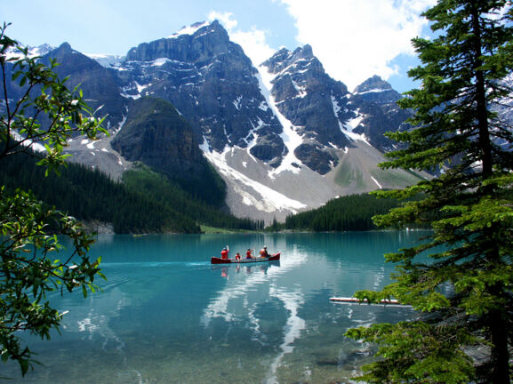 Ein Kanu auf dem Lake Moraine in Alberta vor der Kulisse der kanadischen Rocky Mountains