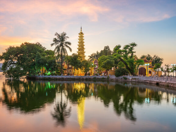 Panoramaaufnahme einer Pagode in Hanoi.