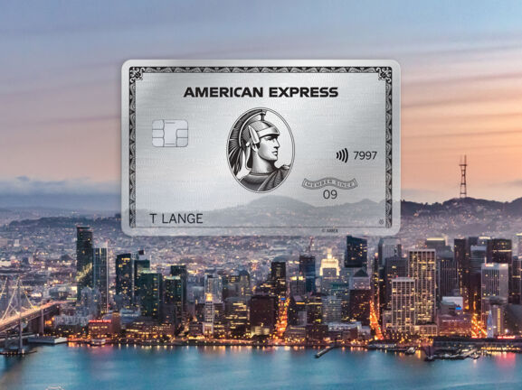 Collage von einer American Express Platinum Card über der Skyline San Franciscos