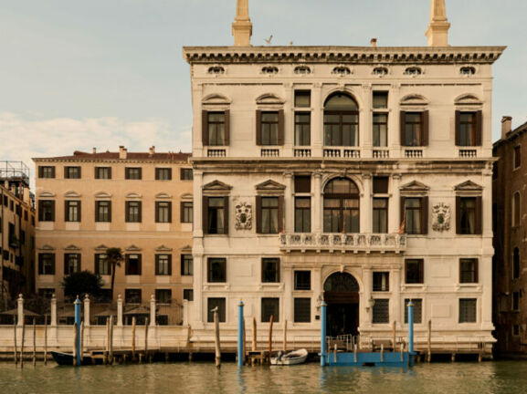 Luxushotel in einem venezianischen Palast am Kanal mit Bootsanleger.