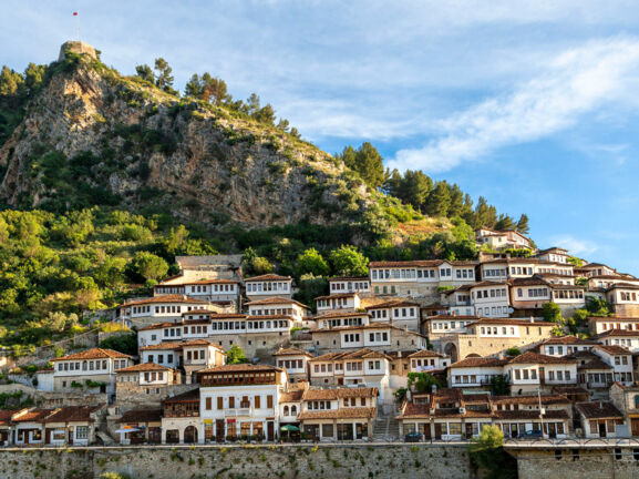 Stadt Berat in Albanien mit vielen Häusern an einem Berghang.